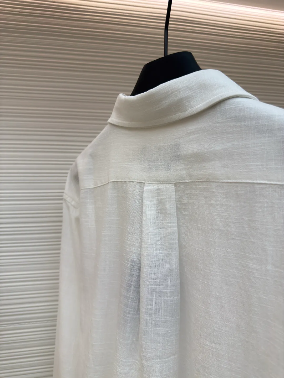 Ralph Lauren embroidered linen shirt ●Original version: Purchased and developed at 1690 ●Item number: 1680732-A75 ●Material: linen fabric ●Technology: embroidery production ●Version: fitted version ●Weight: about 235 grams ●Size: S-M-L-XL ●Description: Selected high-quality linen material with natural texture and breathability, tight and smooth, comfortable and skin-friendly, elegantly presented with a deep ink color The exquisite red pony mark is embellished, like a smart flame in the dark night. The clever design of the outer I-shaped pleated split back shoulder adds a sense of agility and detachment, and contains the soul of fashion in a minimalist shape. Adopt imported machine embroidery technology, use advanced computer control system and precision mechanical components to achieve the iconic pony embroidery operation with high precision and smooth and delicate lines. Adopting side-turning and embedded clamping stitching technology, it is smooth and tidy. The fabrics have been carefully washed and have a better feel and texture. They are not easy to deform, shrink or fade, and maintain long-term beauty. The overall wiring is straight and delicate, the fabric is comfortable and soft, and the color is consistent without color difference. It can be matched with the same style to create a fashionable look and control various occasions. Customized accessories, complete with three standards, same style for men and women!